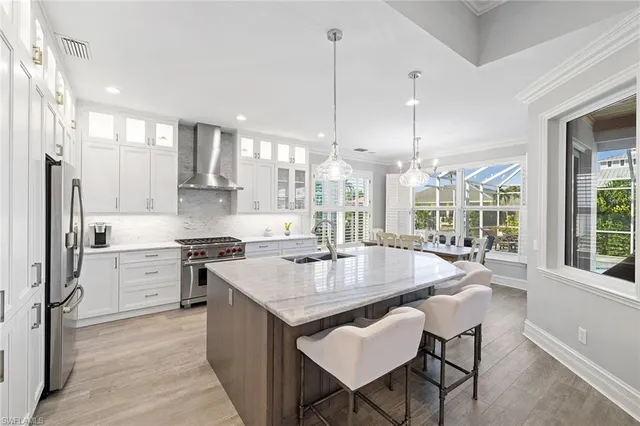 a large kitchen with kitchen island a large island in it