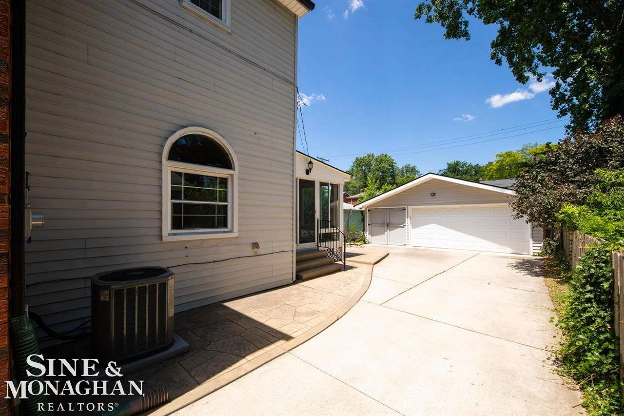1928 Prestwick Road Grosse Pointe Woods, MI 48236 - Photo 6 of 46