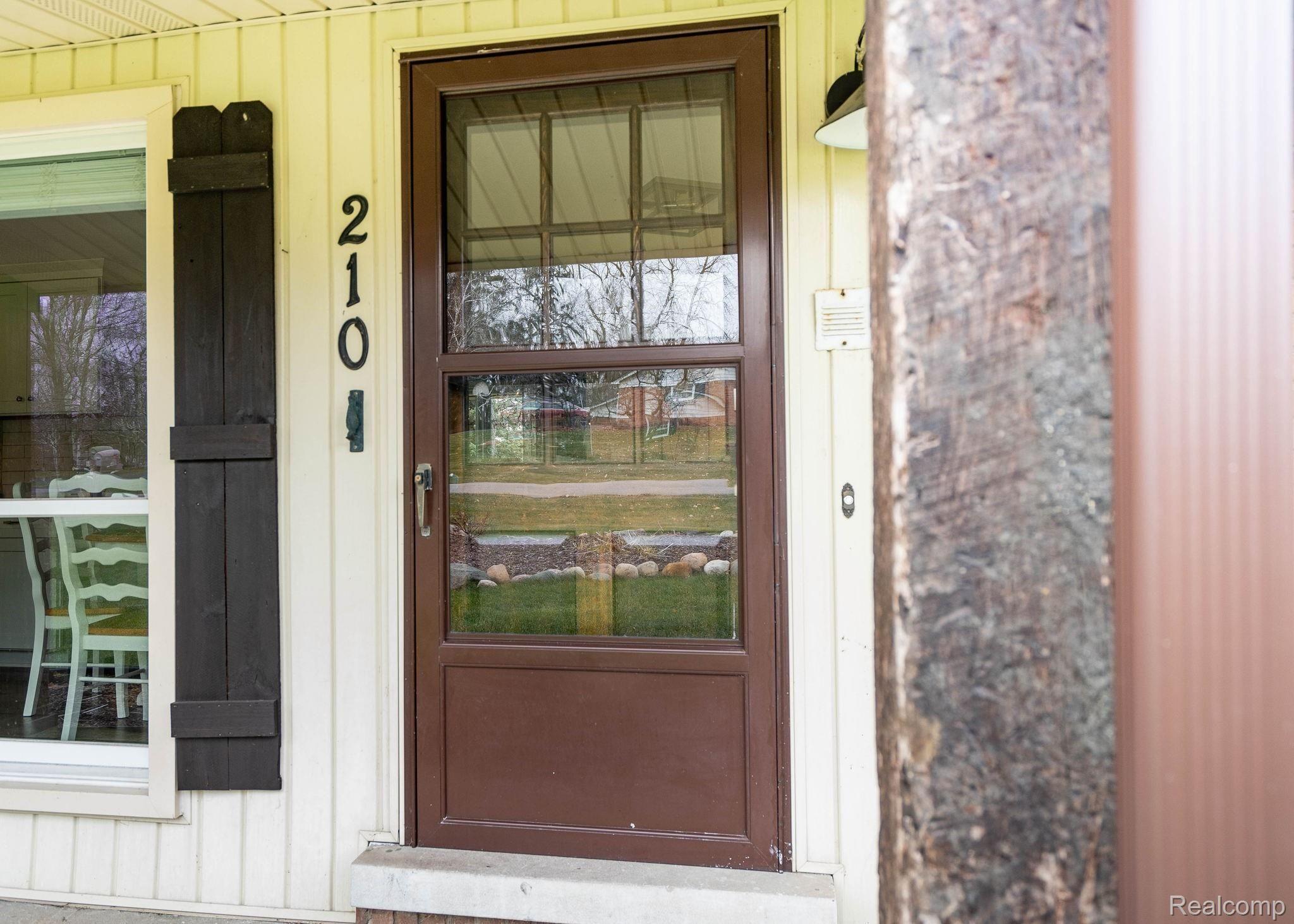 6-web-or-mls-210-Donegal-Dr-6.jpg