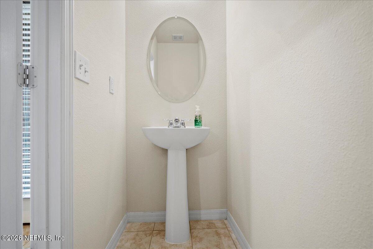 13956 Berryview Road Jacksonville, FL 32258 - Photo 4 of 40 Half bathroom downstairs