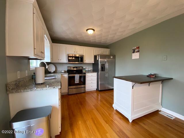 1417 Jimtown Road Springfield, KY 40069 - Photo 10 of 31 Convenient Breakfast Bar