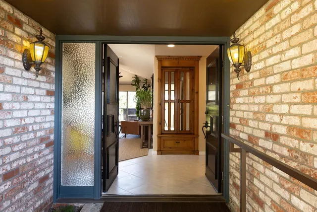 a view of livingroom with furniture