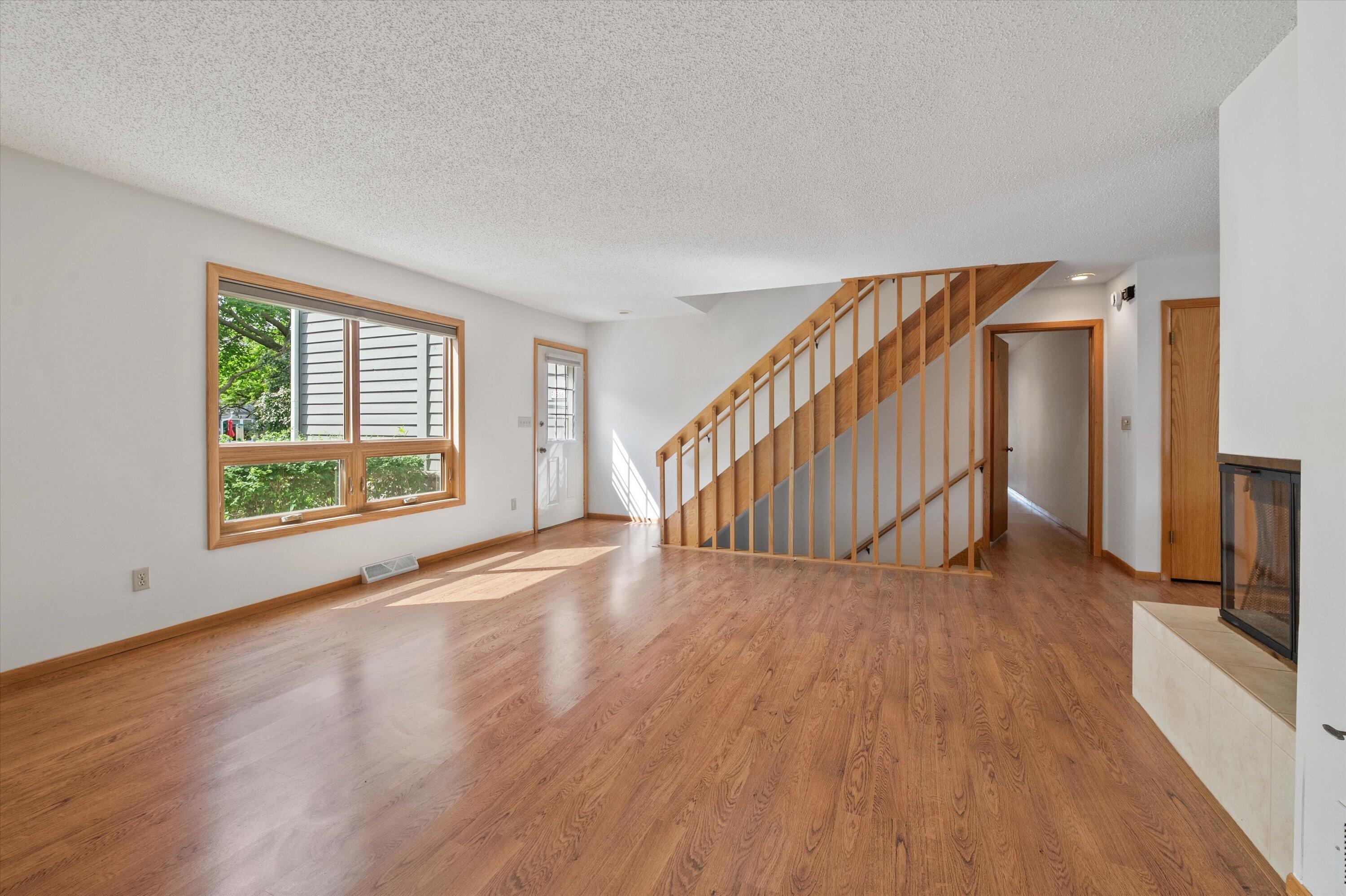 15661 West Ridge Road New Berlin, WI 53151 - Photo 3 of 32 08-DSC1180