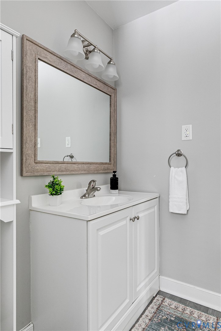 10907 Baxter Road Glen Allen, VA 23060 - Photo 24 of 42 a bathroom with a sink vanity and a mirror