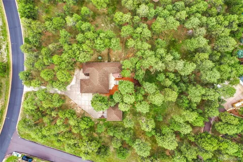 a picture of a wall space and a building