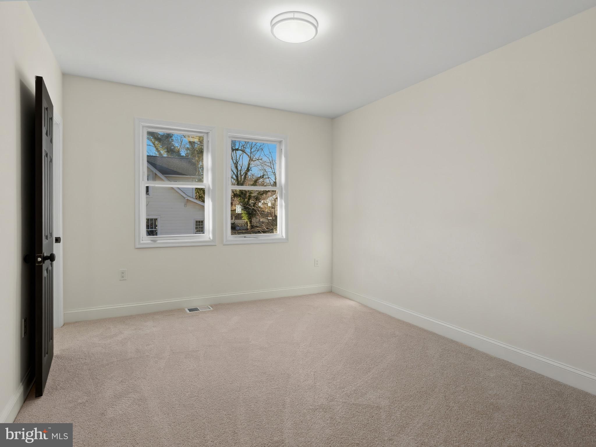 4600 White Avenue Baltimore, MD 21206 - Photo 22 of 40 an empty room with windows