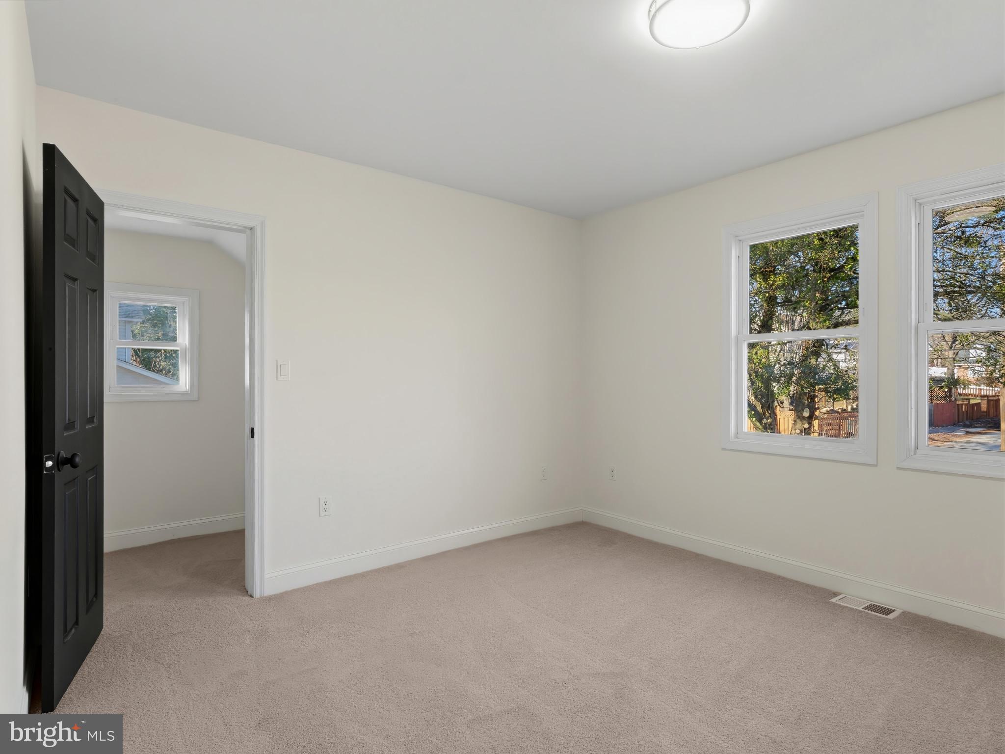 4600 White Avenue Baltimore, MD 21206 - Photo 25 of 40 an empty room with windows