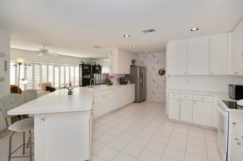 17221 Balboa Point Way Boca Raton, FL 33487 - Photo 6 of 12 Kitchen