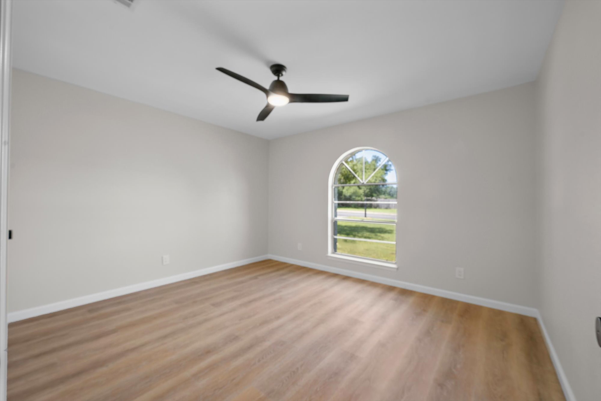 109 Woodland Road Georgetown, TX 78628 - Photo 28 of 40 Laminate flooring and a ceiling fan create a comfortable atmosphere in this inviting room.