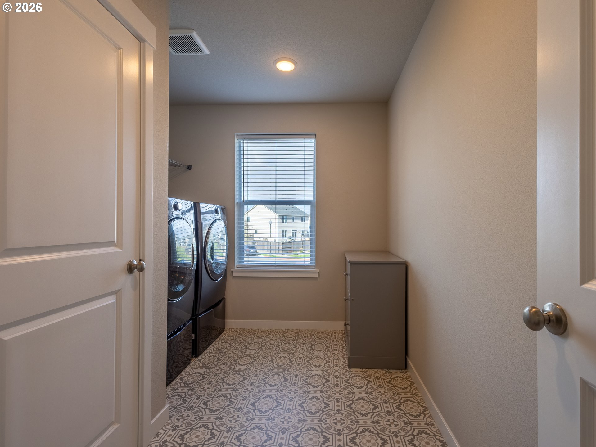 8827 North 1st Circle Ridgefield, WA 98642 - Photo 28 of 38 a view of entryway with window