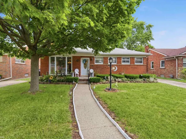$150,000 | 17101 Sprenger Avenue, Eastpointe, MI 48021