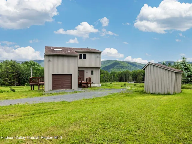 a view of a house with backyard and garden