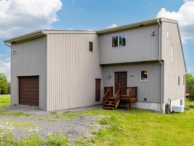 a view of a house with backyard