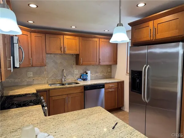 $2,300 | 8265 Warbler Way, Clay, NY 13090