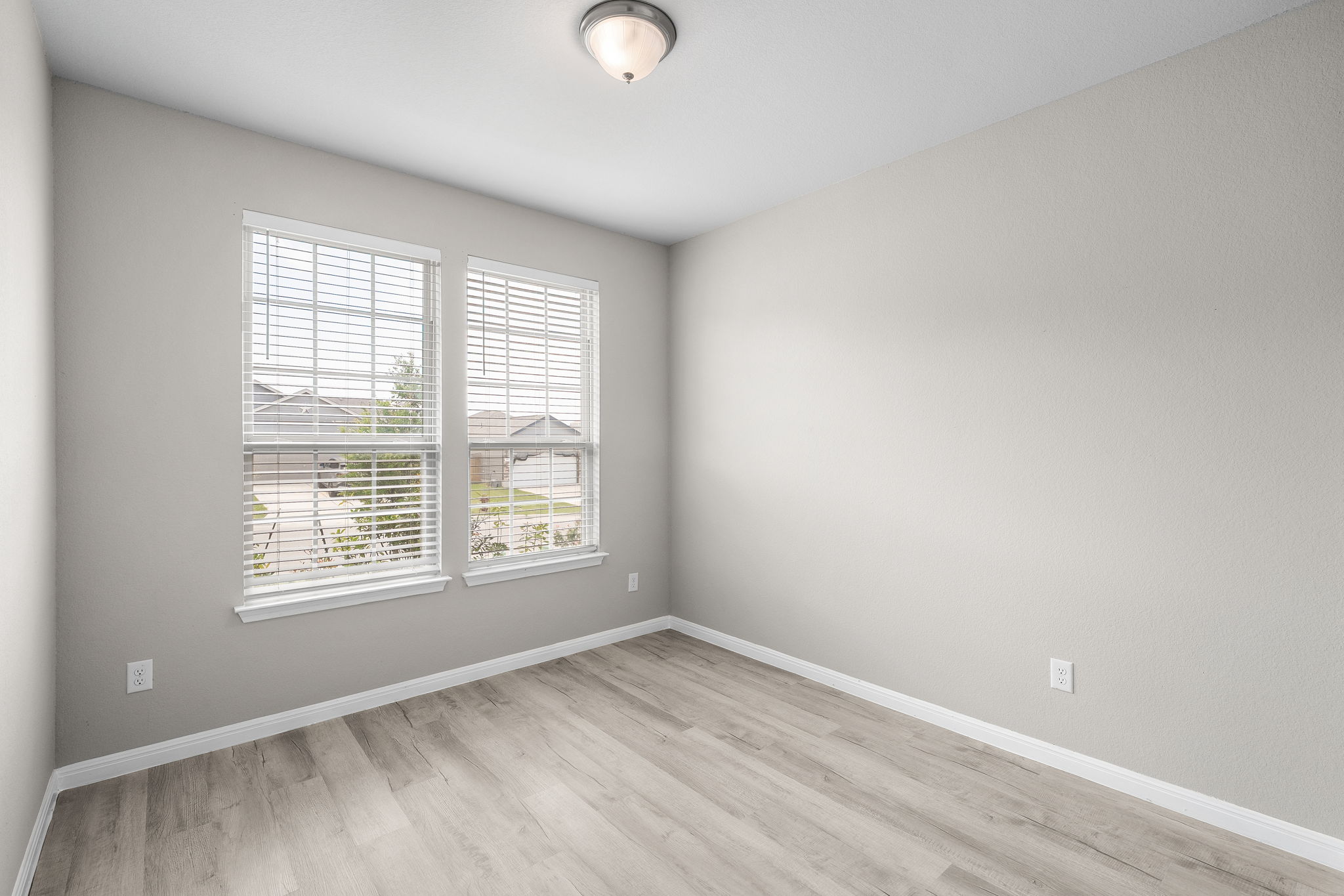 313 Mclintock Road Jarrell, TX 76537 - Photo 5 of 40 Natural light streams into this versatile room, offering a blank canvas for your design dreams.