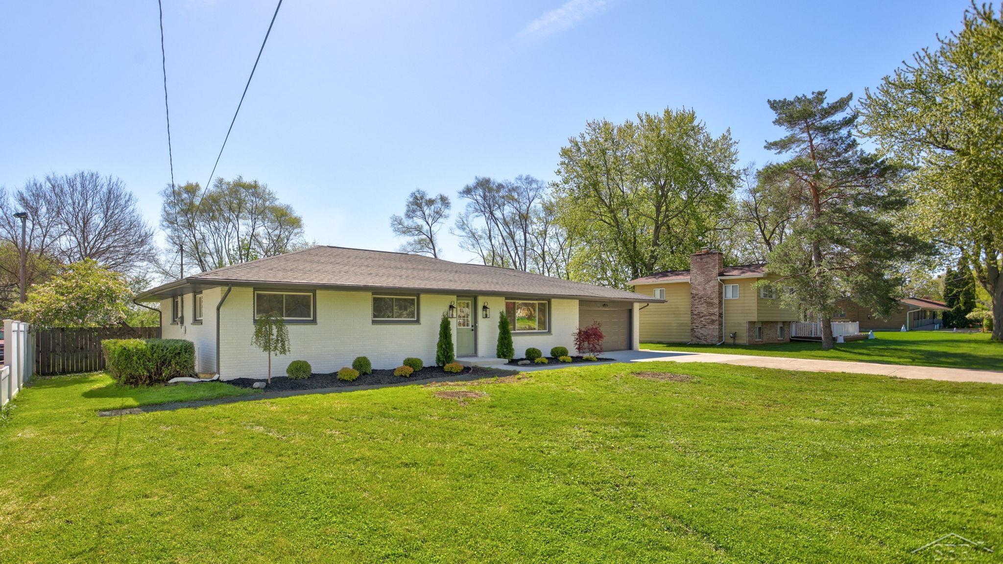 3950 North Thomas Road Freeland, MI 48623 - Photo 2 of 38