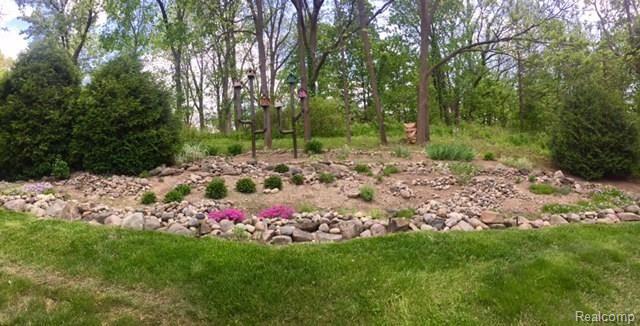 35889 Smithfield Road Farmington, MI 48335 - Photo 15 of 18 Beautiful garden, you should see it in the Spring!