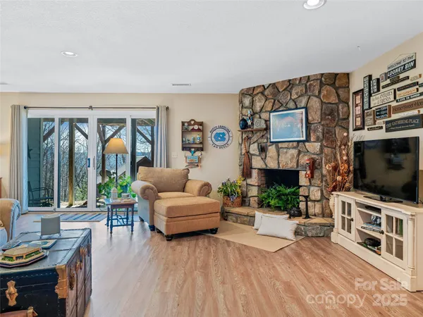$998,000 | 288 Hawks Point Drive, Zirconia, NC 28790