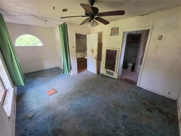 an entryway in a room