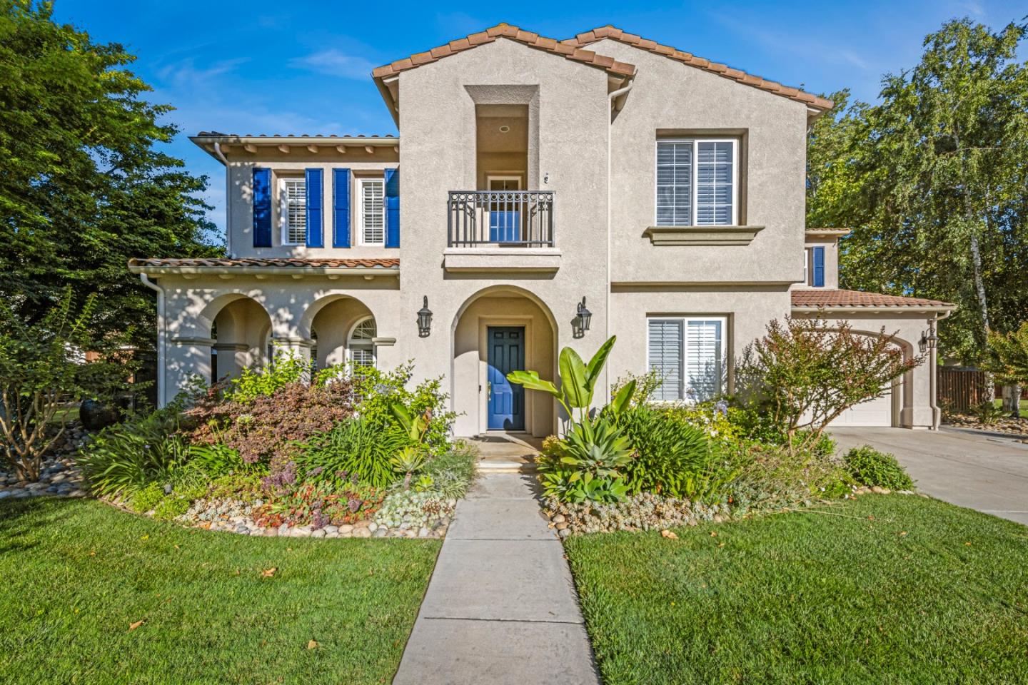 1937 St Andrews Circle Gilroy, CA 95020 - Photo 2 of 64 a front view of a house with garden