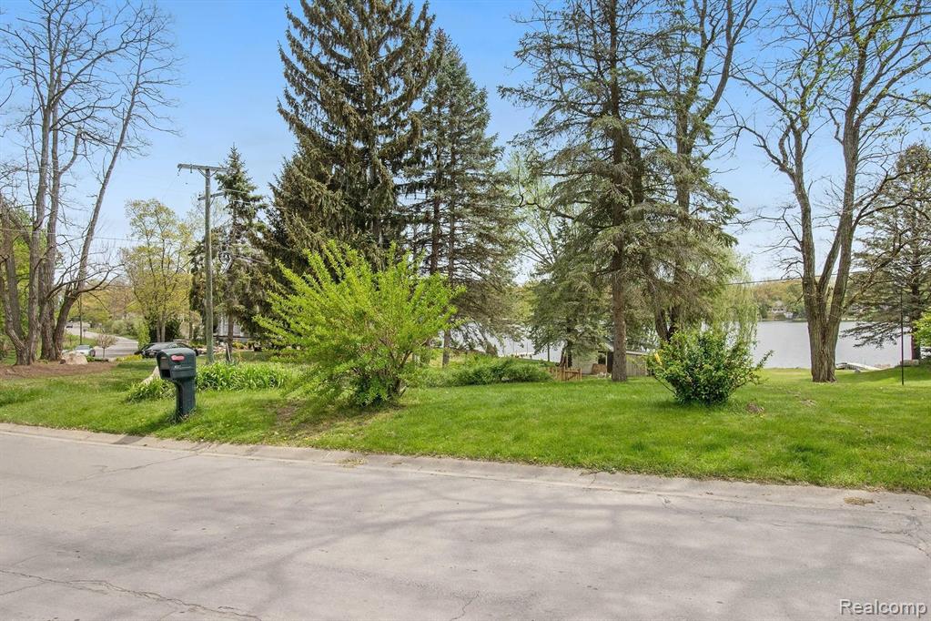 158 Clifford Road Brighton, MI 48116 - Photo 9 of 23