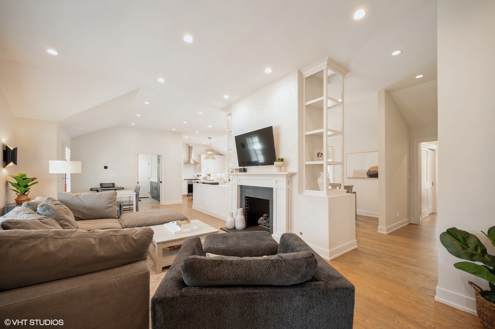 580 North Happ Road Northfield, IL 60093 - Photo 3 of 16