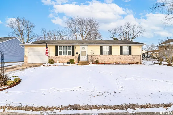 $175,000 | 1802 Holiday Drive, Pekin, IL 61554