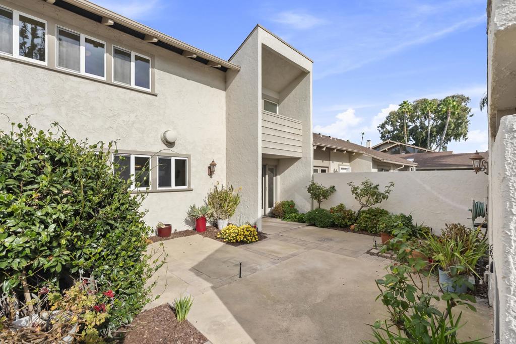 219 Via Osuna Rancho Santa Fe, CA 92091 - Photo 6 of 50 front view of a house