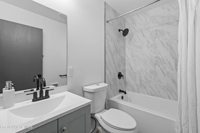 $574,900 | 17561 East Perimeter Road, Athol, ID 83801