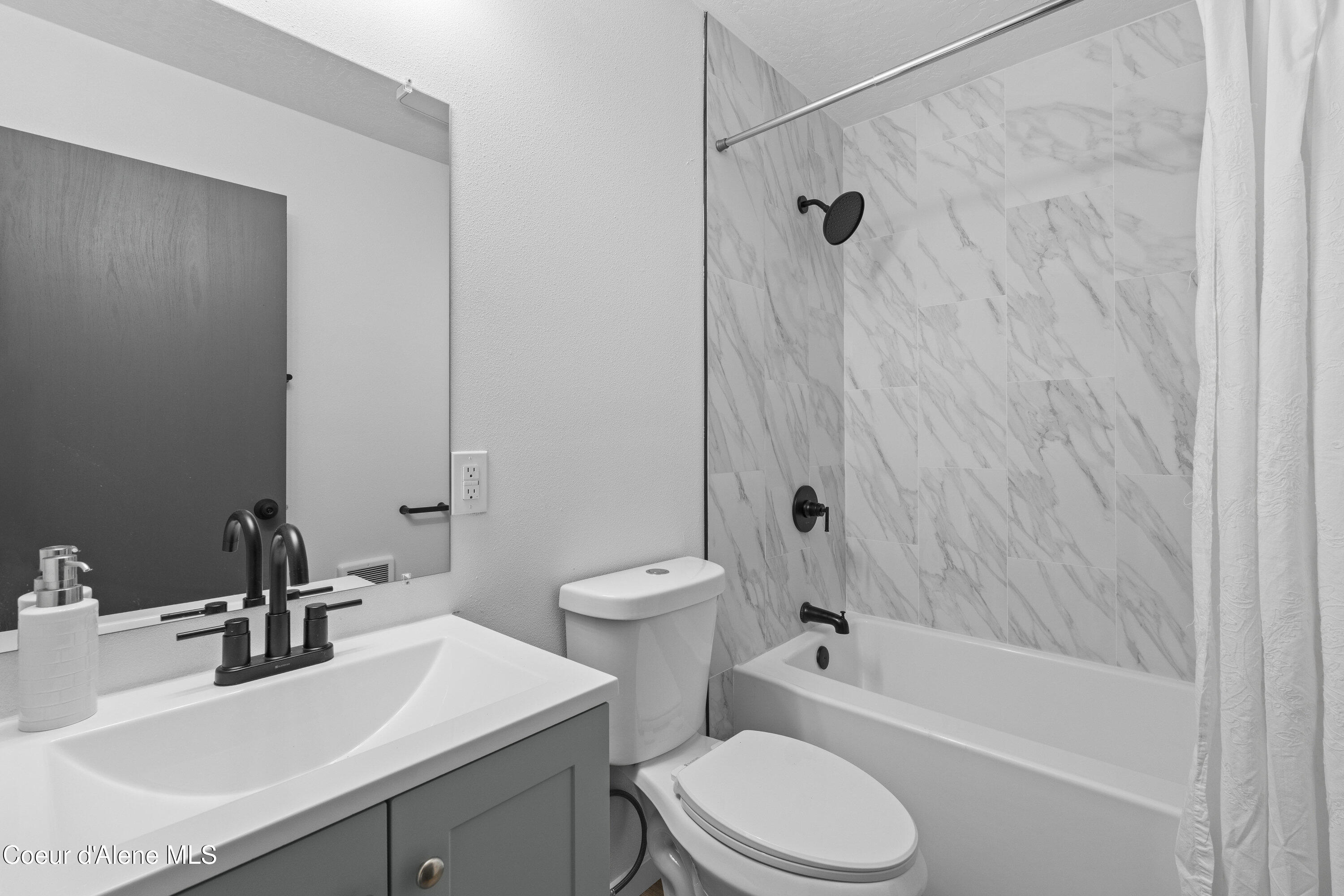 17561 East Perimeter Road Athol, ID 83801 - Photo 22 of 38 Bathroom