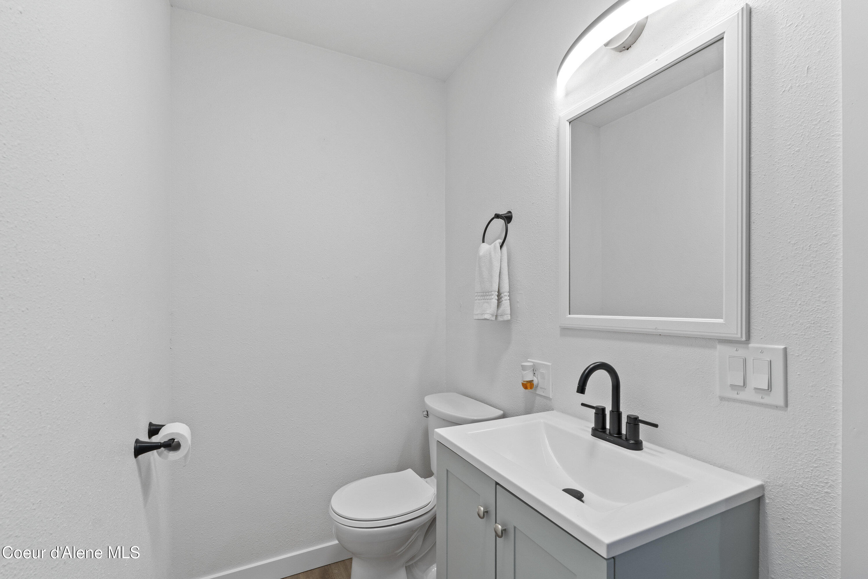 17561 East Perimeter Road Athol, ID 83801 - Photo 24 of 38 Half bathroom