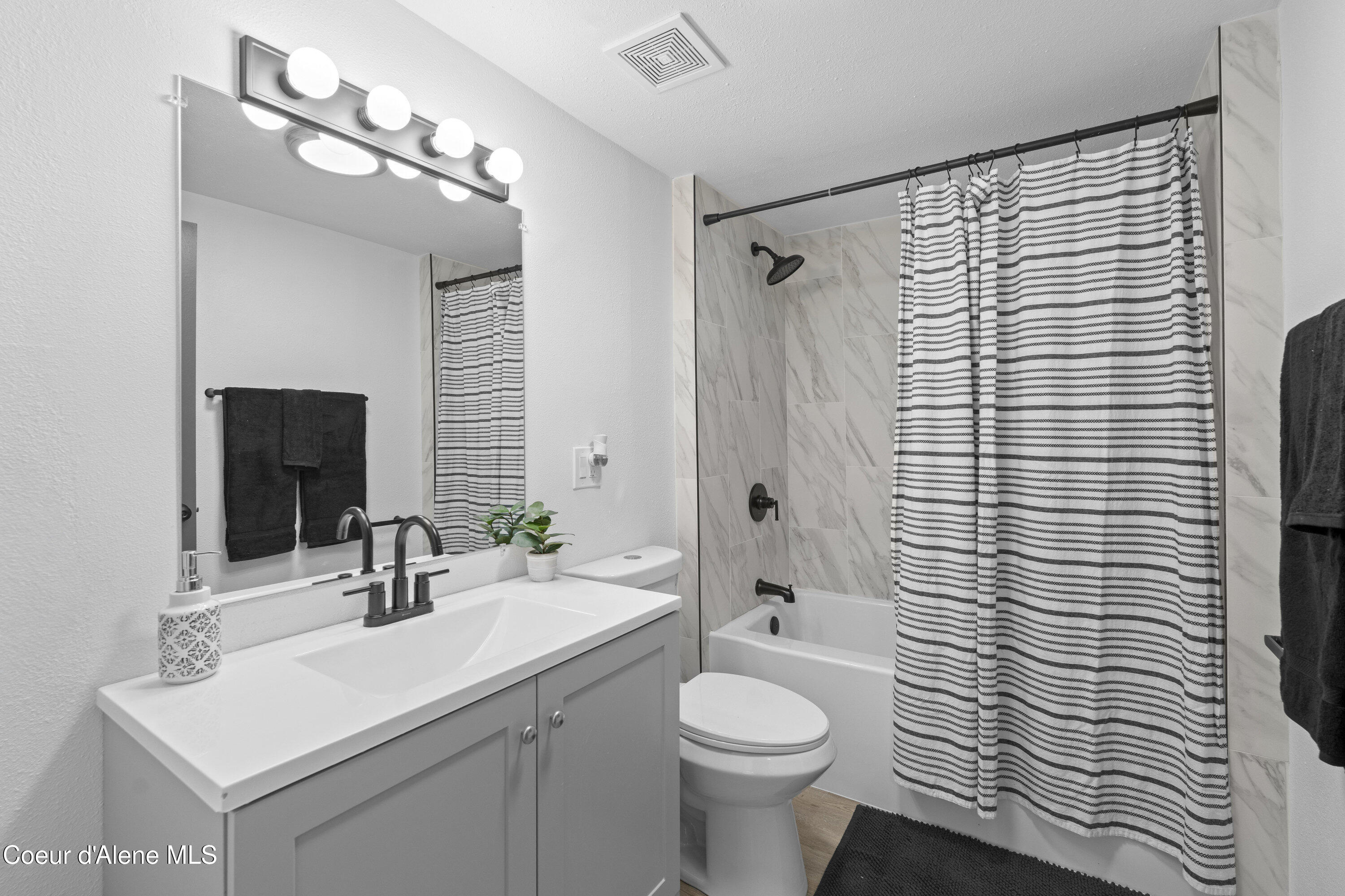 17561 East Perimeter Road Athol, ID 83801 - Photo 25 of 38 Primary Bathroom