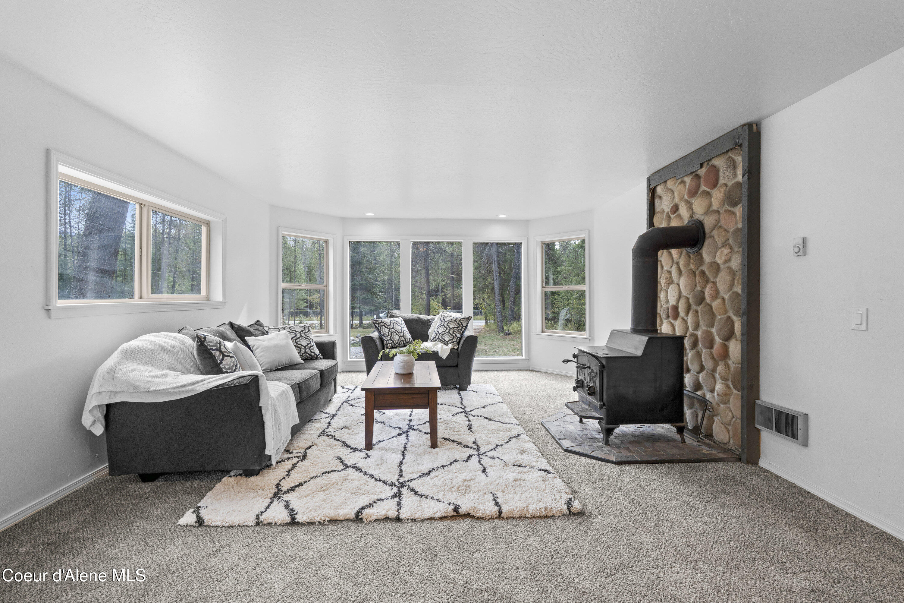 17561 East Perimeter Road Athol, ID 83801 - Photo 6 of 38 Living room