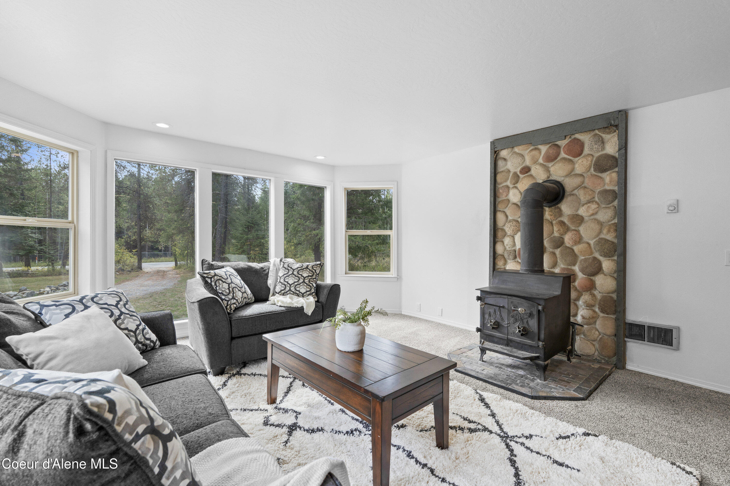 17561 East Perimeter Road Athol, ID 83801 - Photo 7 of 38 Living room