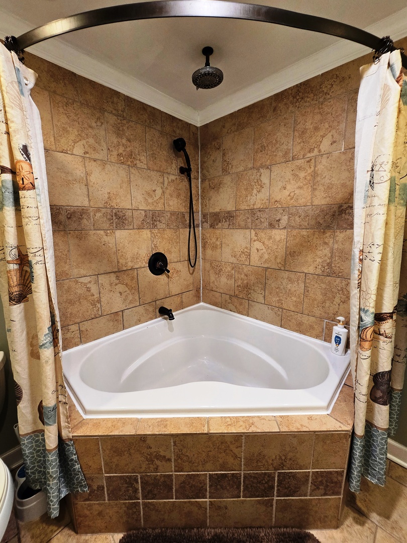 602 North 4th Avenue Chenoa, IL 61726 - Photo 22 of 38 a bathroom with a tub and shower