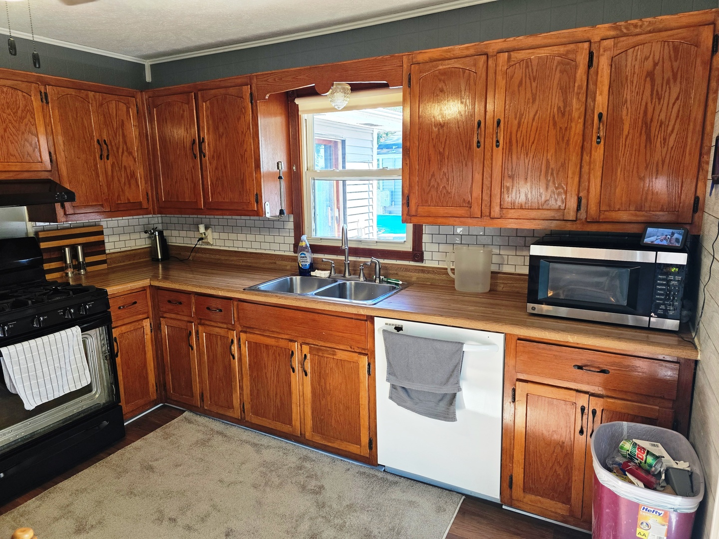 602 North 4th Avenue Chenoa, IL 61726 - Photo 5 of 38 a kitchen with stainless steel appliances granite countertop a sink stove and cabinets