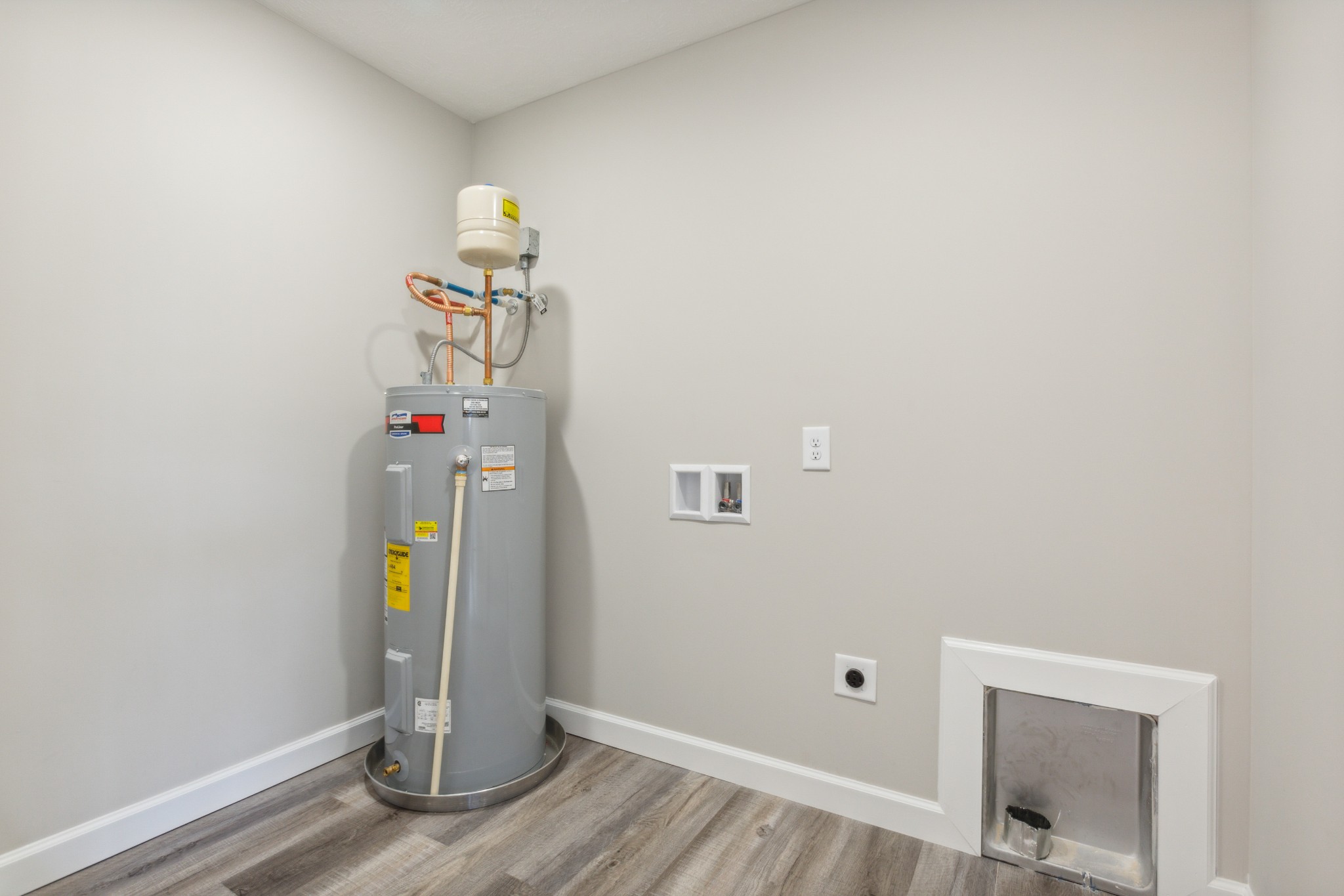 812 Days Road Lafayette, TN 37083 - Photo 12 of 25 an empty room with wooden floor and ceiling fan