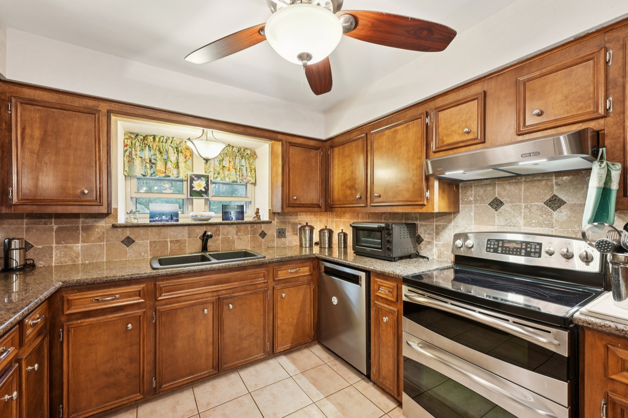 2007 Diane Street Pinehurst, TX 77362 - Photo 14 of 49 a kitchen with stainless steel appliances granite countertop a sink a stove and cabinets