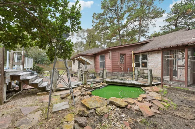 a view of a house with backyard