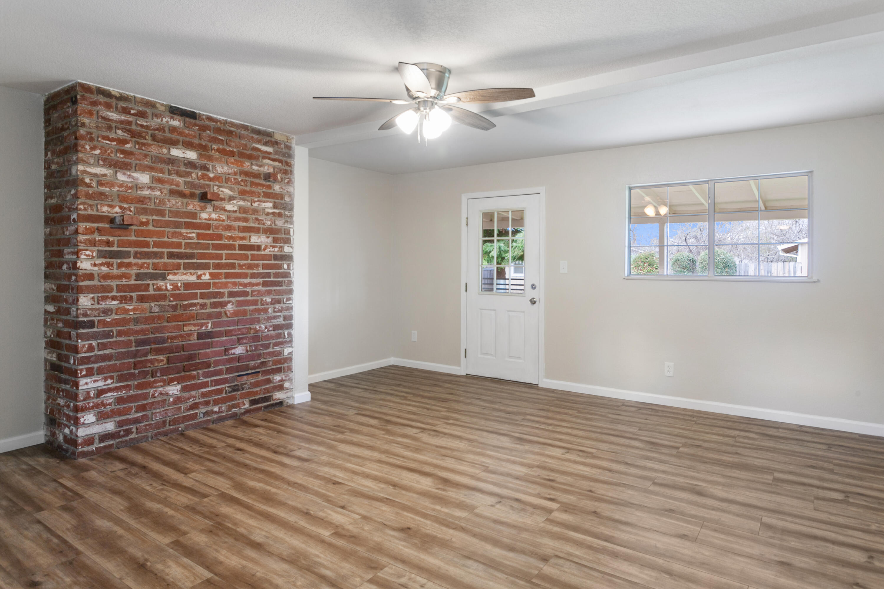 2082 Elmira Drive Redding, CA 96001 - Photo 7 of 21 IMG_3949