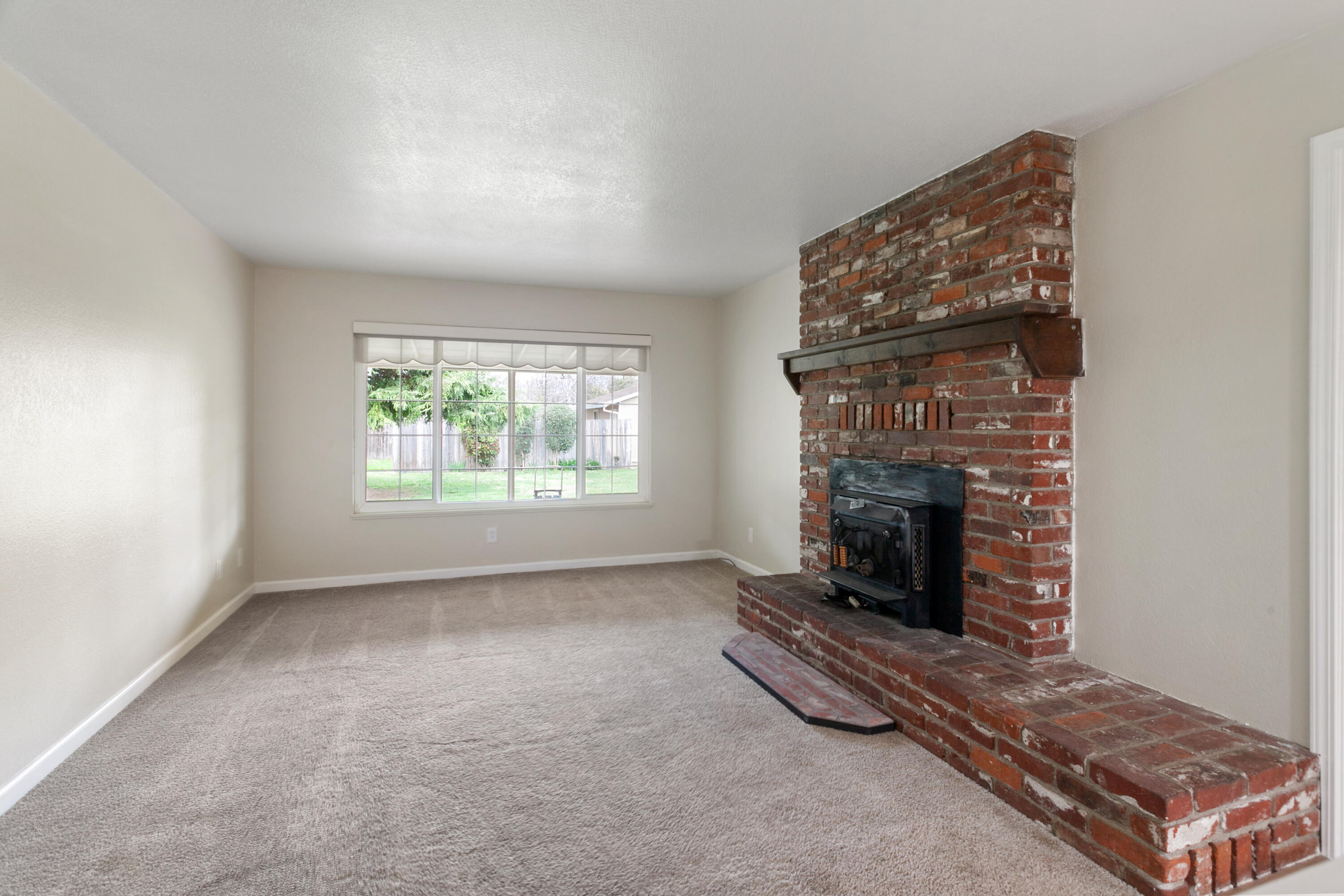 2082 Elmira Drive Redding, CA 96001 - Photo 10 of 21 IMG_3961