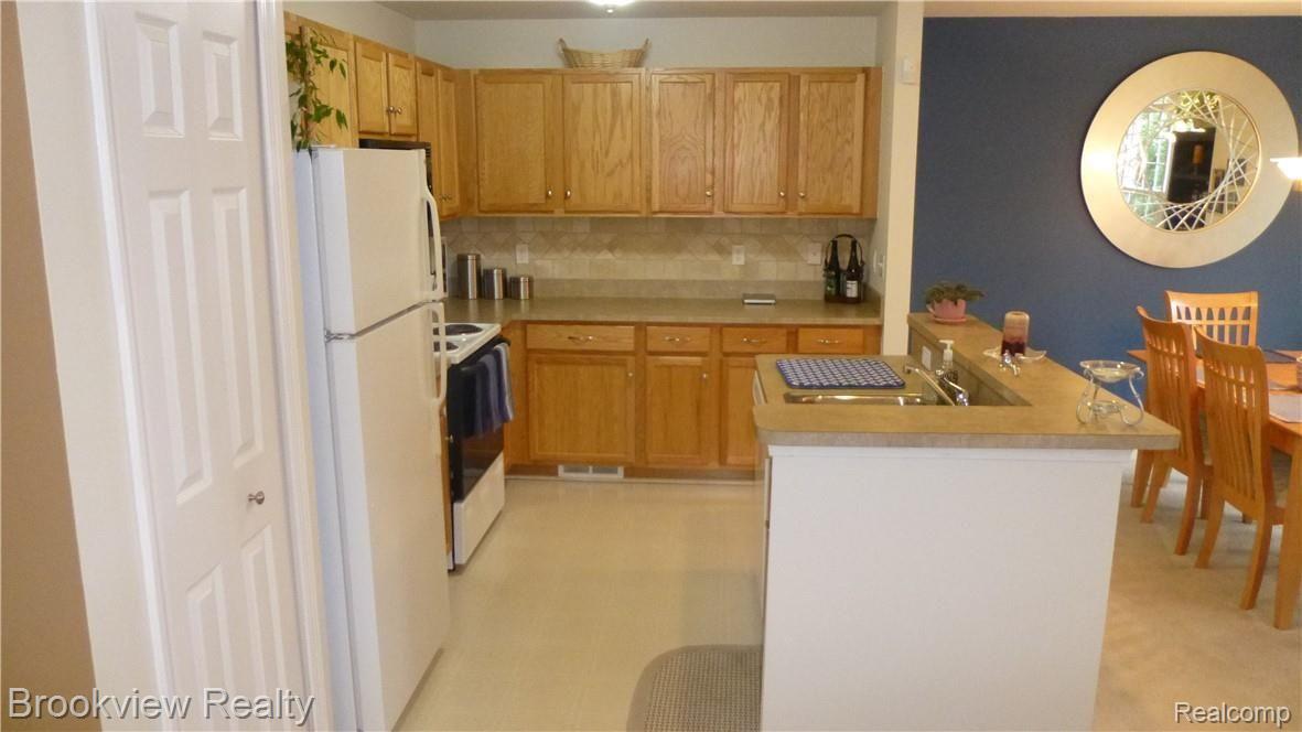 46154 Rhodes Drive Macomb, MI 48044 - Photo 6 of 32 P1020287.JPG