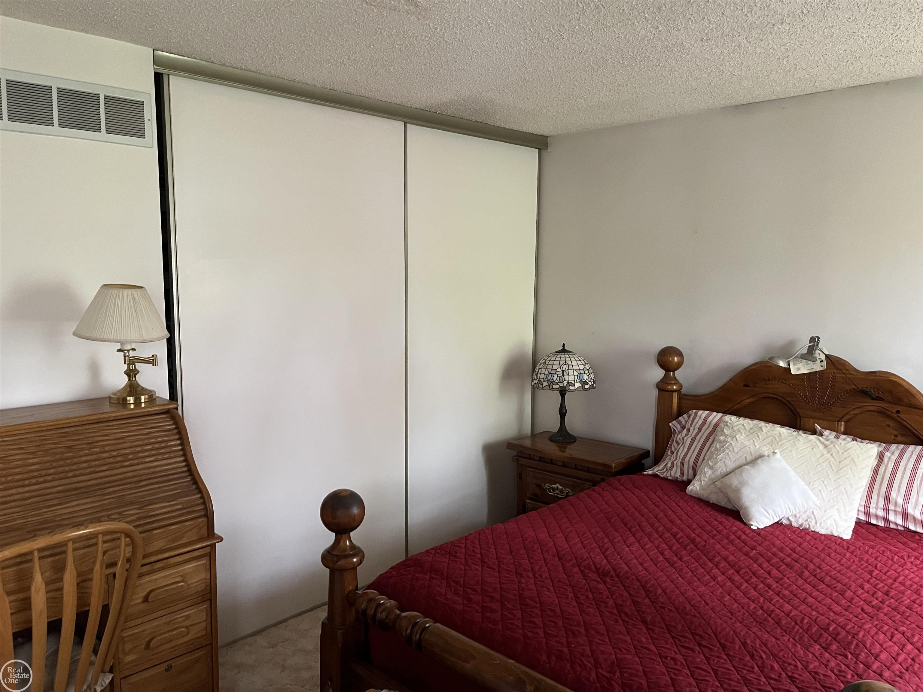 976 Hadley Road Rochester, MI 48307 - Photo 11 of 26 50107204-10.JPG