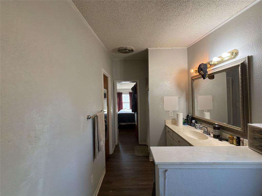 266 Bennett Road Ennis, TX 75119 - Photo 8 of 16 Primary Bathroom