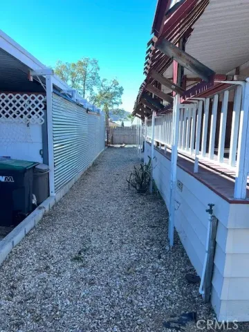 a view of a backyard