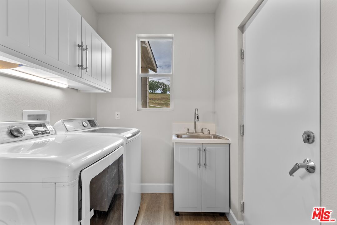 28701 Delaware Drive Tehachapi, CA 93561 - Photo 14 of 15 a utility room with sink dryer and washer