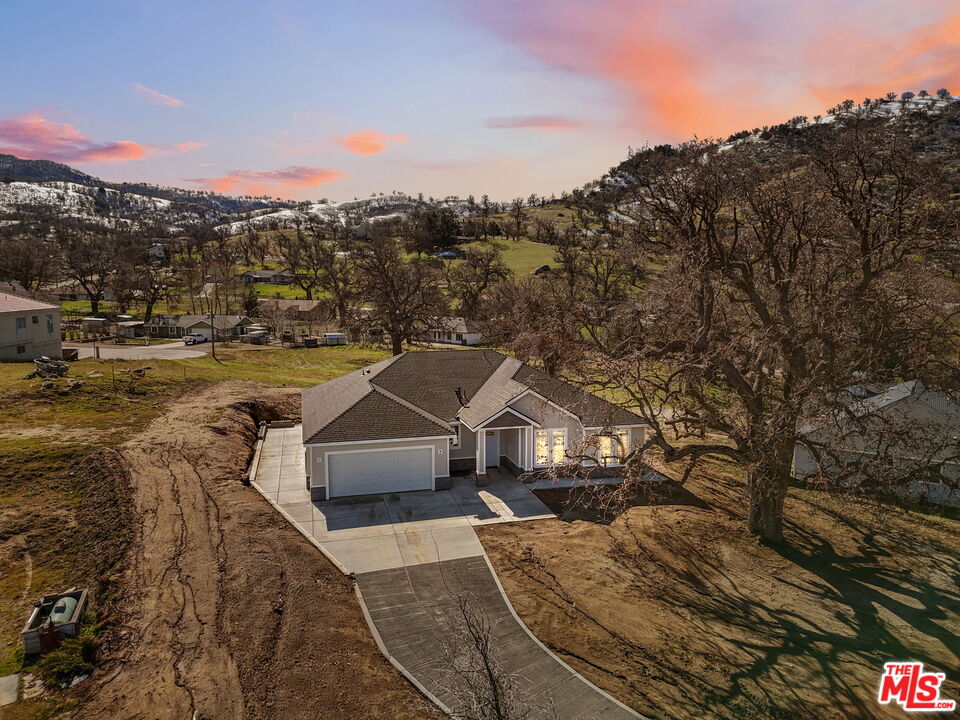 28701 Delaware Drive Tehachapi, CA 93561 - Photo 2 of 15 a front view of a house with a yard