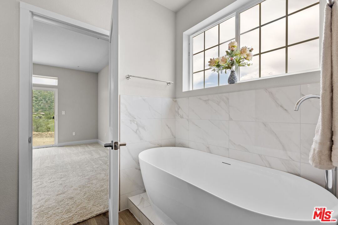 28701 Delaware Drive Tehachapi, CA 93561 - Photo 10 of 15 a bathroom with a bathtub and window