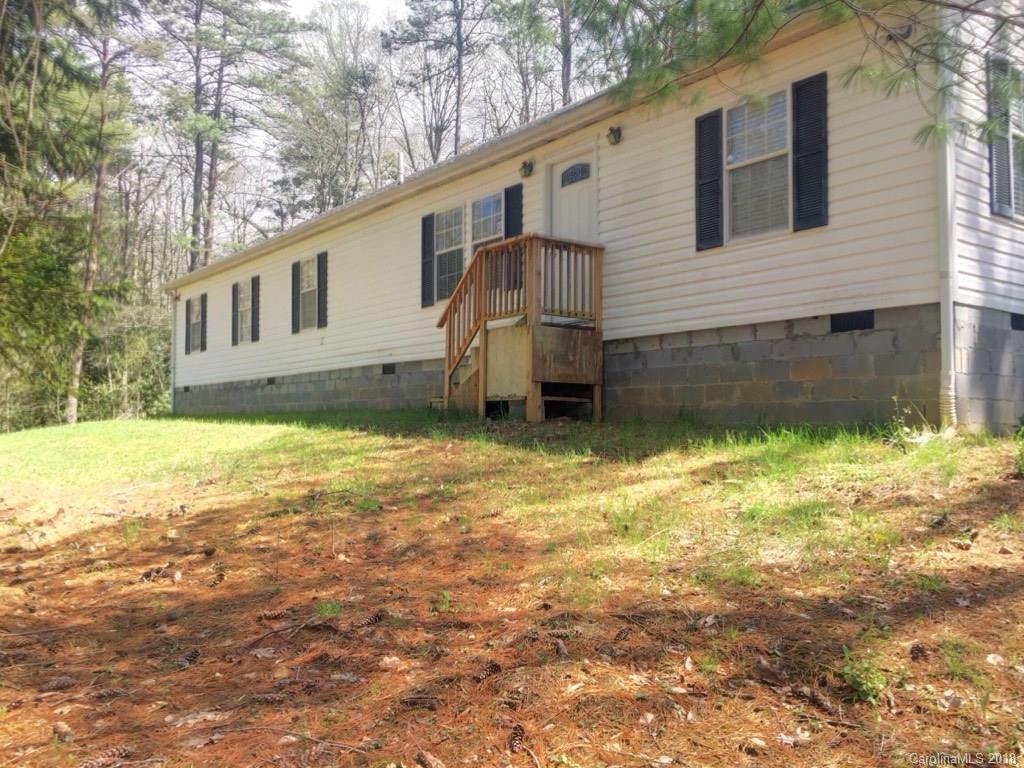 2915 Locust Grove Road Hendersonville, NC 28792 - Photo 2 of 30 a backyard of a house
