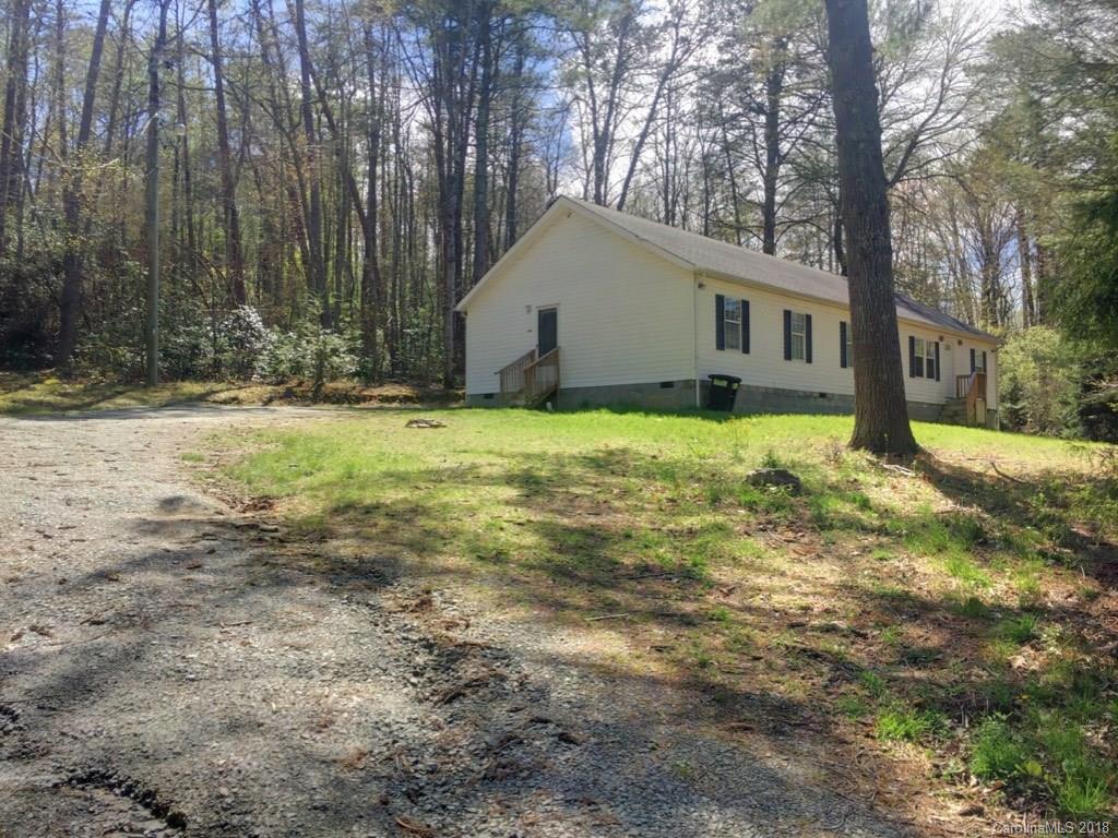 2915 Locust Grove Road Hendersonville, NC 28792 - Photo 3 of 30 a backyard of a house